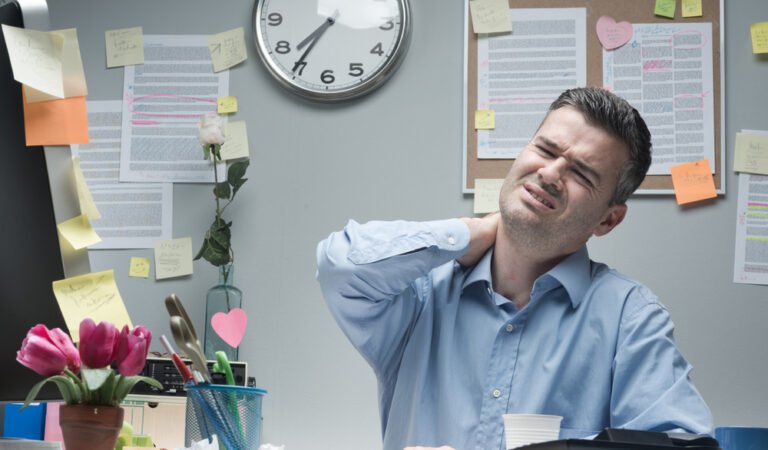 목 통증과 긴장을 완화하는 7 가지 방법 •